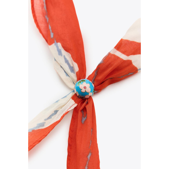 БАНДАНА С ПРИНТОМ И ДЕКОРОМ В ВИДЕ ЦВЕТКА ВИШНИ