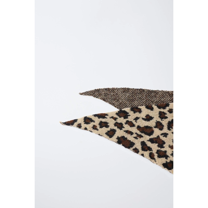 ТРЕУГОЛЬНАЯ ТРИКОТАЖНАЯ КОСЫНКА С АНИМАЛИСТИЧЕСКИМ ПРИНТОМ