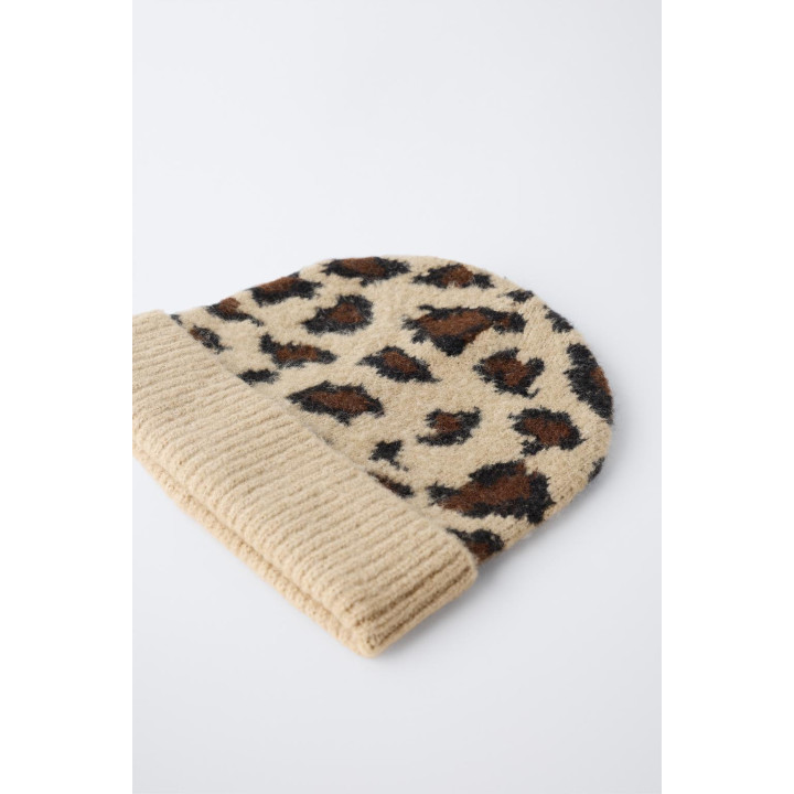 ТРИКОТАЖНАЯ ШАПКА С АНИМАЛИСТИЧЕСКИМ ПРИНТОМ