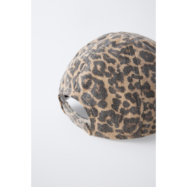 Кепка с вышивкой в виде животных