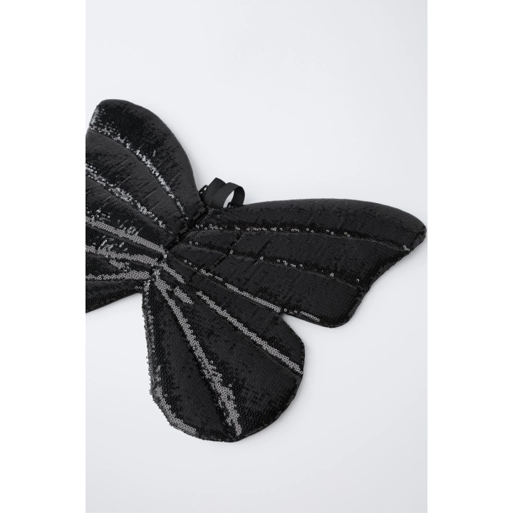 Платье с крыльями бабочки и пайетками