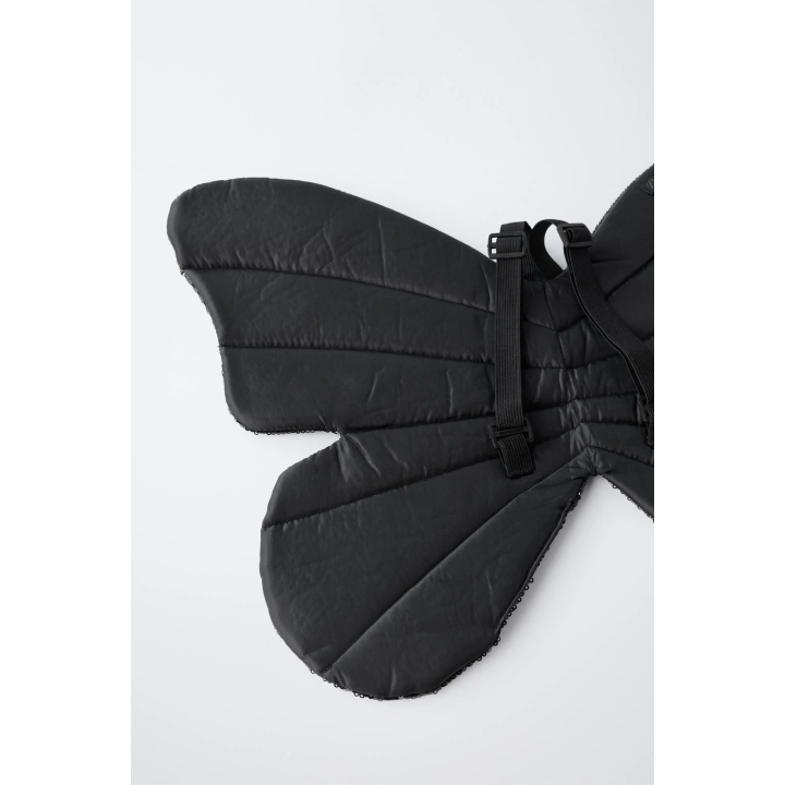 Платье с крыльями бабочки и пайетками