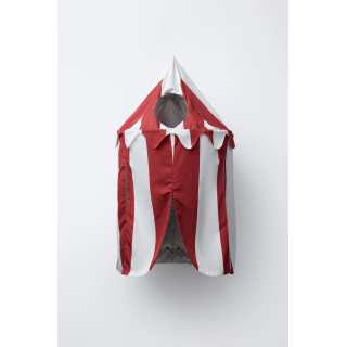 Костюм в полосатом цирковом шатре