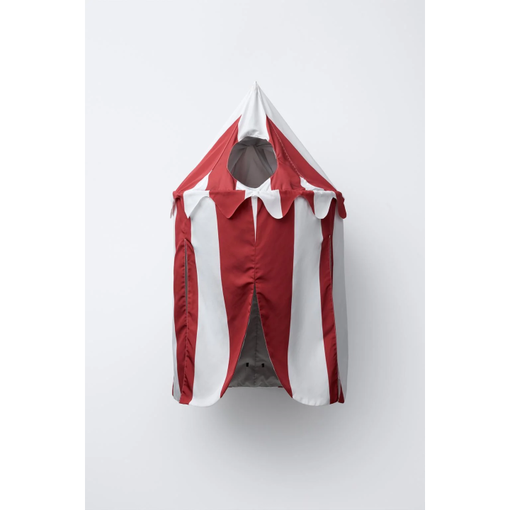 Костюм в полосатом цирковом шатре