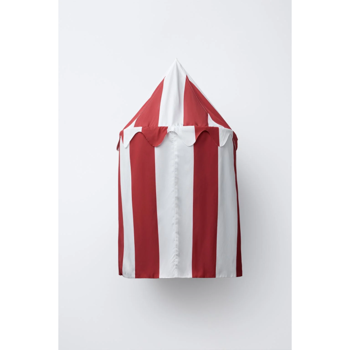 Костюм в полосатом цирковом шатре