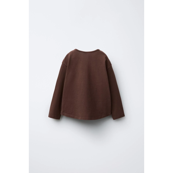 ЛОНГСЛИВ ИЗ ТКАНИ С ЭФФЕКТОМ ПОТЕРТОСТИ С НАДПИСЬЮ