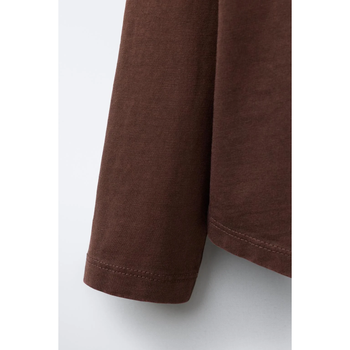 ЛОНГСЛИВ ИЗ ТКАНИ С ЭФФЕКТОМ ПОТЕРТОСТИ С НАДПИСЬЮ