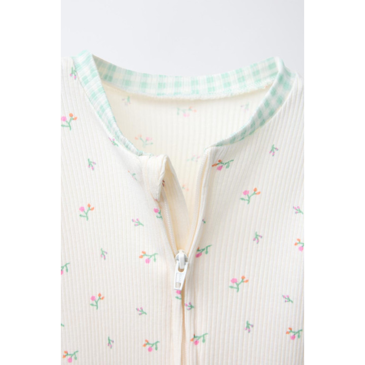 Две пижамы-комбинезона в клетку и с цветочным принтом