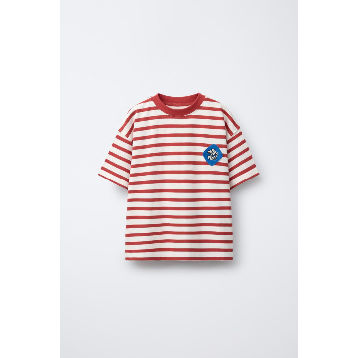 ФУТБОЛКА В ПОЛОСКУ С НАШИВКОЙ