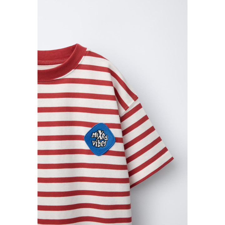 ФУТБОЛКА В ПОЛОСКУ С НАШИВКОЙ