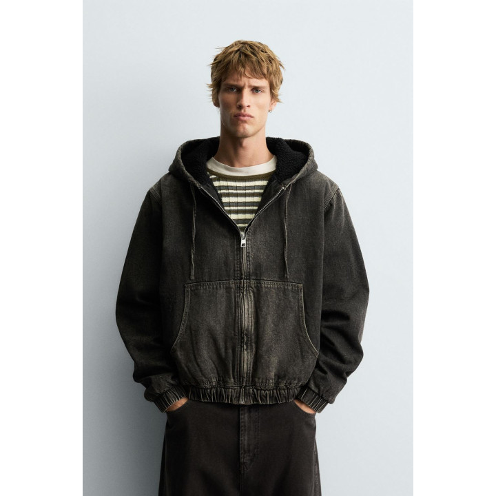 ДЖИНСОВАЯ КУРТКА С КАПЮШОНОМ И ОТДЕЛКОЙ ИЗ ИСКУССТВЕННОЙ ОВЧИНЫ