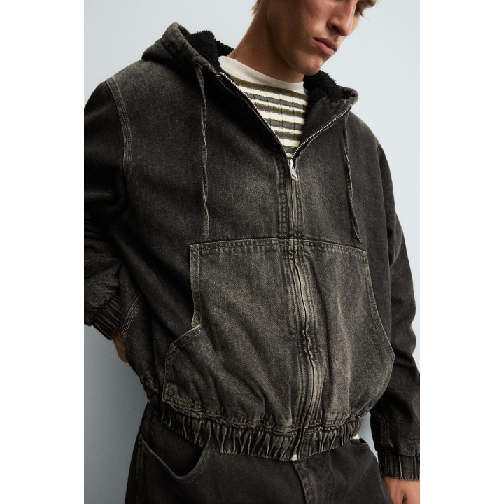 ДЖИНСОВАЯ КУРТКА С КАПЮШОНОМ И ОТДЕЛКОЙ ИЗ ИСКУССТВЕННОЙ ОВЧИНЫ