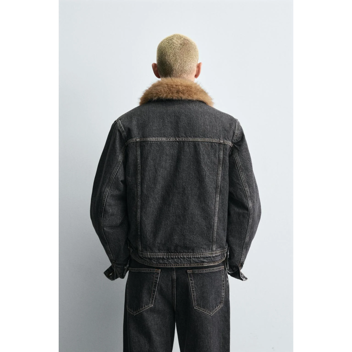 Джинсовая куртка с воротником из искусственного меха