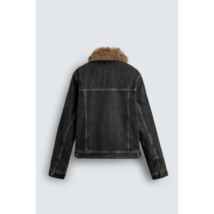 Джинсовая куртка с воротником из искусственного меха