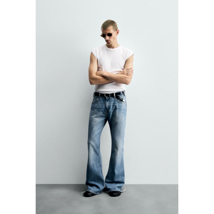 Джинсы прямого кроя со штаниной-клеш