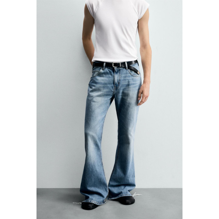 Джинсы прямого кроя со штаниной-клеш