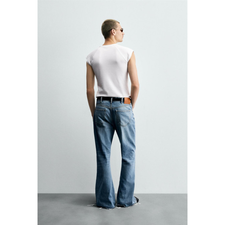 Джинсы прямого кроя со штаниной-клеш