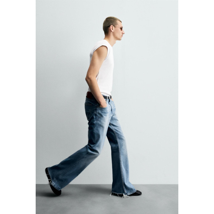 Джинсы прямого кроя со штаниной-клеш