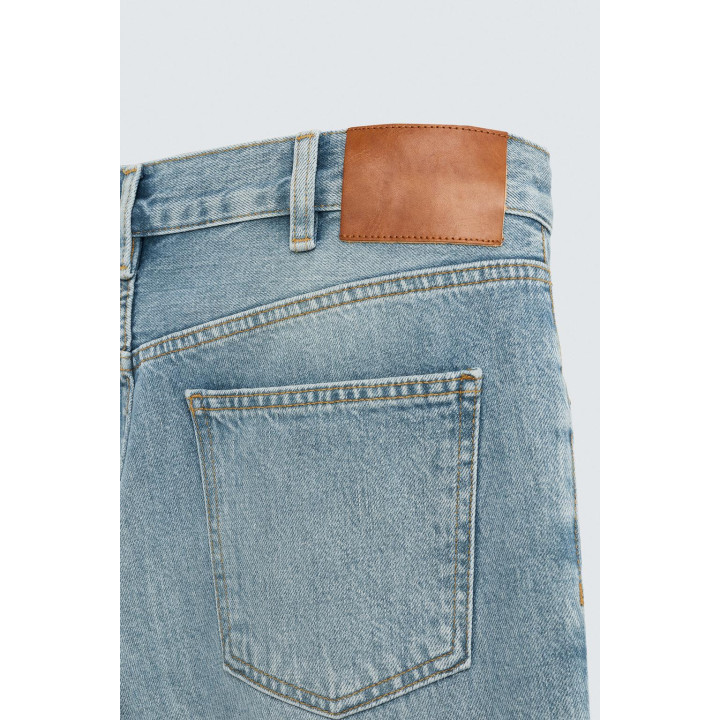 Джинсы прямого кроя со штаниной-клеш