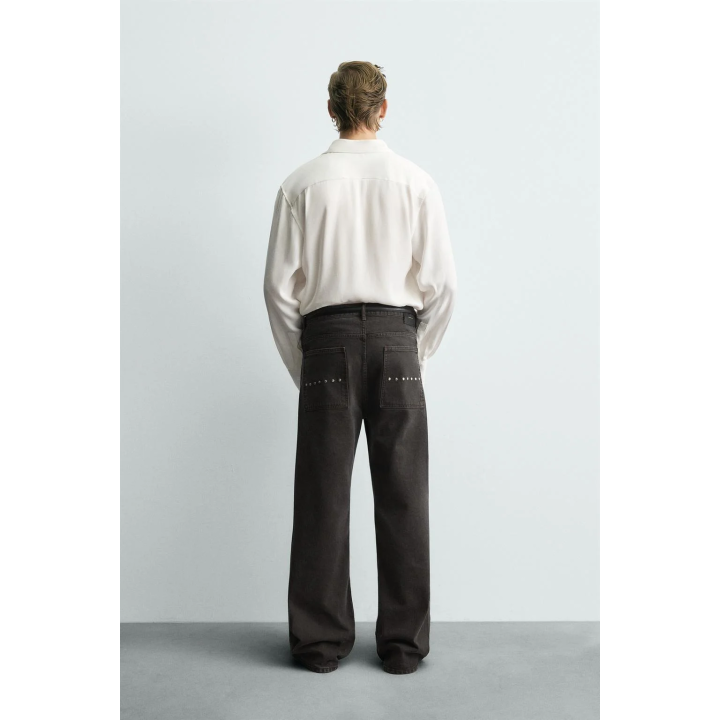 Джинсы с расклешенными штанинами и восковым покрытием