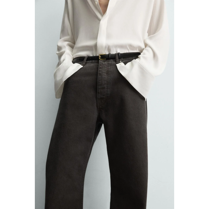 Джинсы с расклешенными штанинами и восковым покрытием