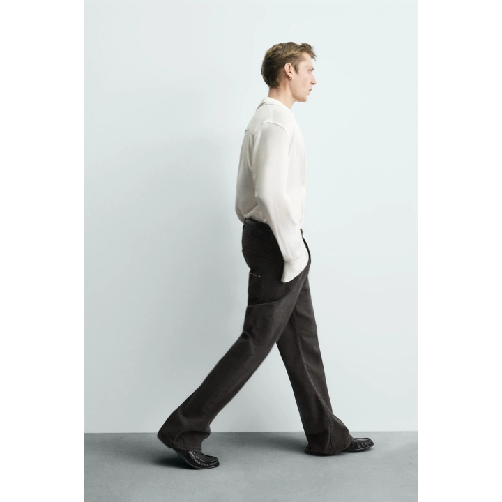 Джинсы с расклешенными штанинами и восковым покрытием