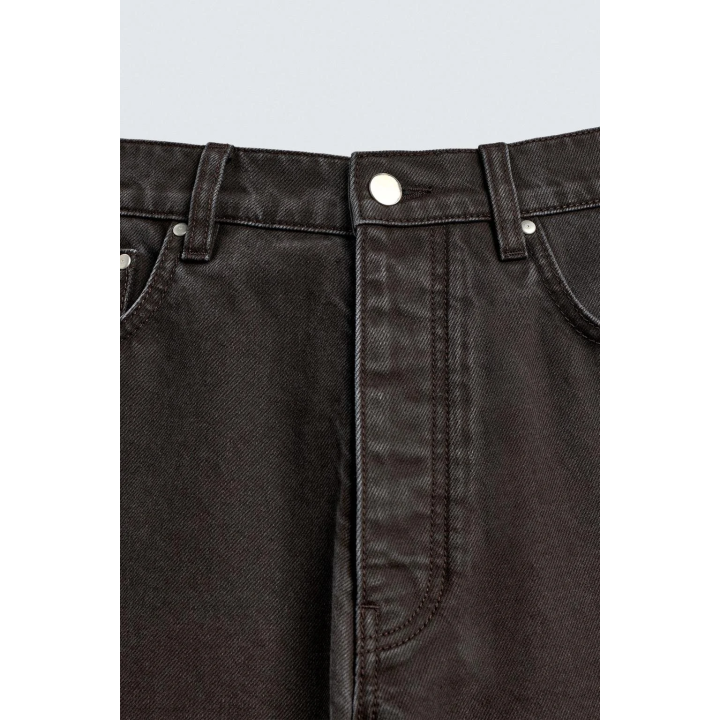 Джинсы с расклешенными штанинами и восковым покрытием