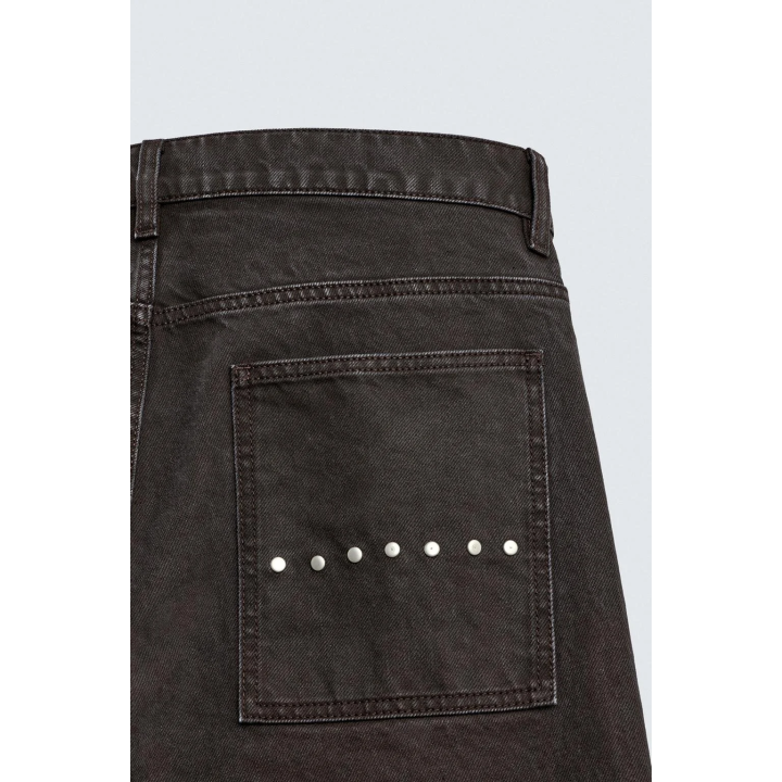 Джинсы с расклешенными штанинами и восковым покрытием