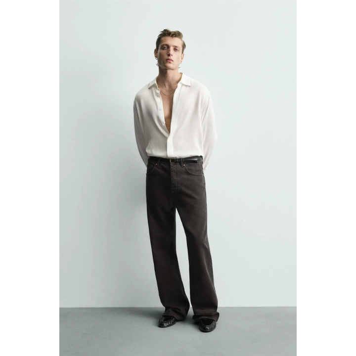 Джинсы с расклешенными штанинами и восковым покрытием