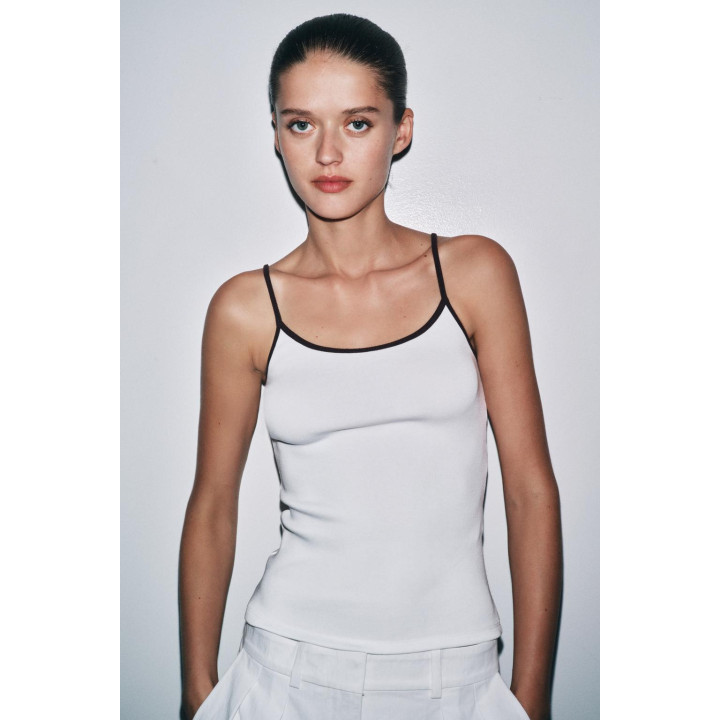 МАЙКА С КОНТРАСТНЫМИ БРЕТЕЛЯМИ