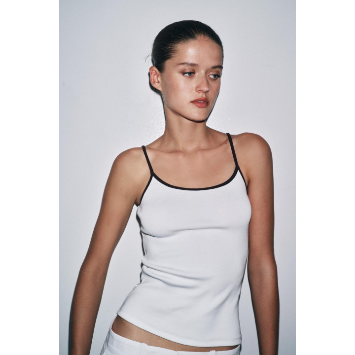 МАЙКА С КОНТРАСТНЫМИ БРЕТЕЛЯМИ