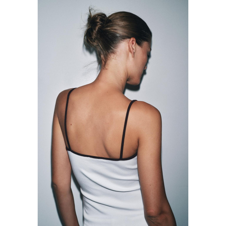 МАЙКА С КОНТРАСТНЫМИ БРЕТЕЛЯМИ