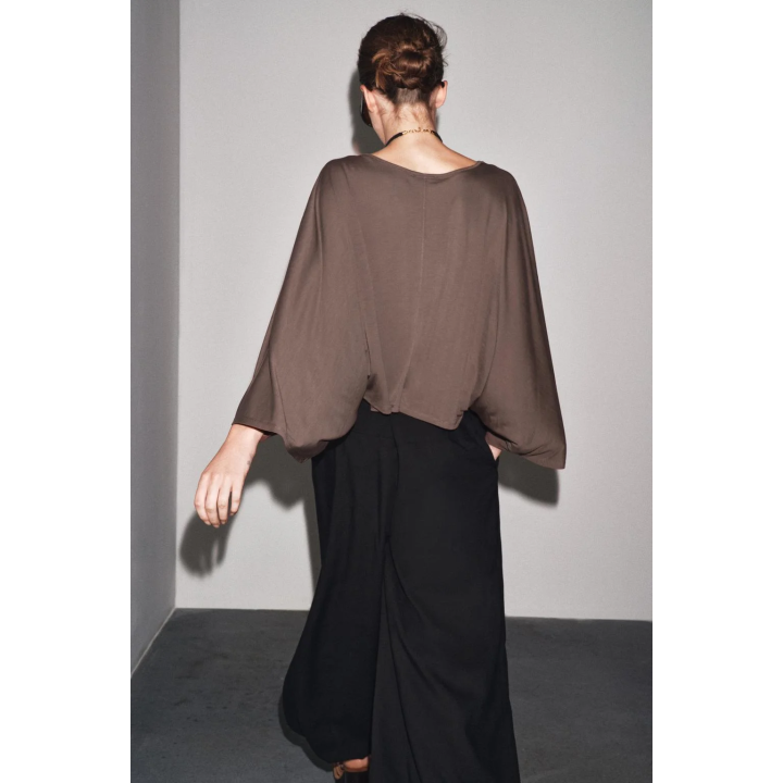 АСИММЕТРИЧНАЯ НАКИДКА ИЗ СТРУЯЩЕЙСЯ ТКАНИ