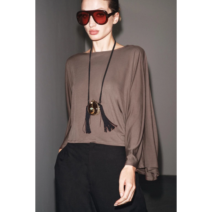 АСИММЕТРИЧНАЯ НАКИДКА ИЗ СТРУЯЩЕЙСЯ ТКАНИ