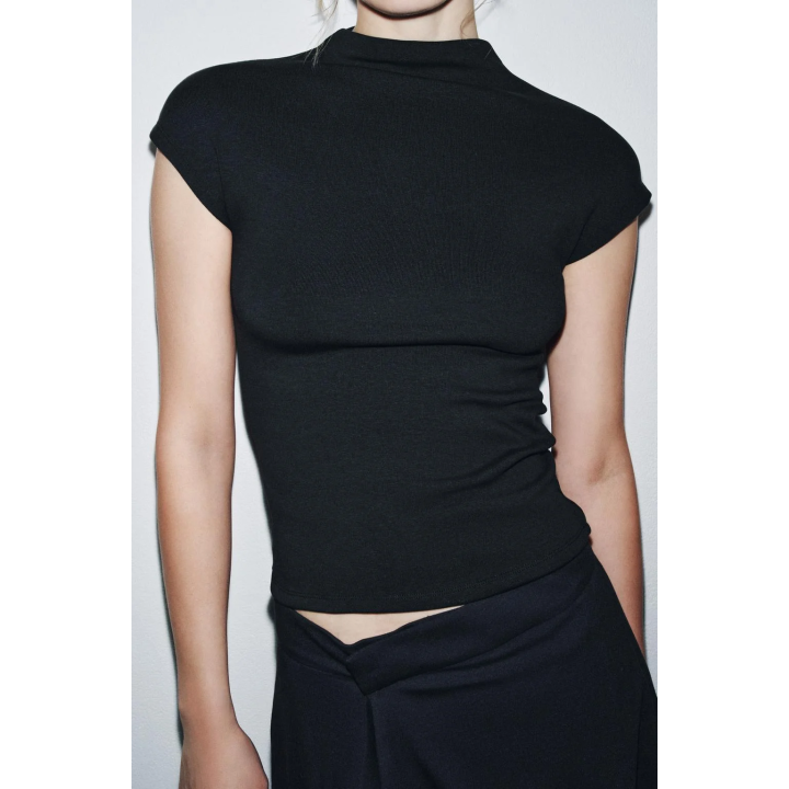 Топ с высоким воротником