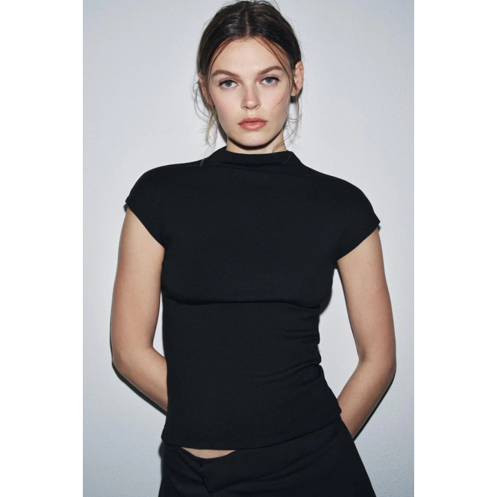 Топ с высоким воротником