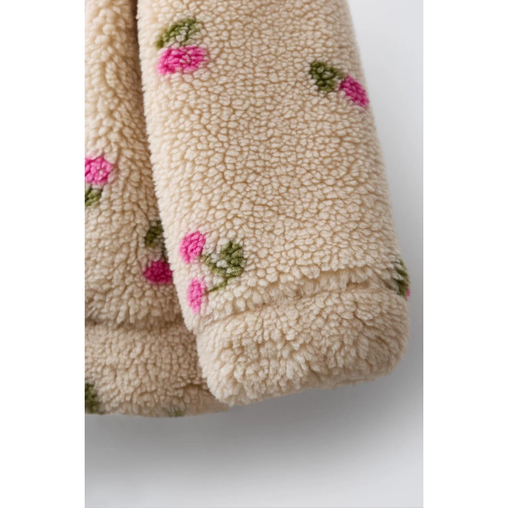 КУРТКА ИЗ ИСКУССТВЕННОЙ ОВЧИНЫ С ВИШНЯМИ