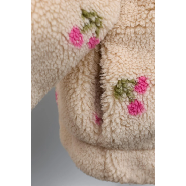 КУРТКА ИЗ ИСКУССТВЕННОЙ ОВЧИНЫ С ВИШНЯМИ