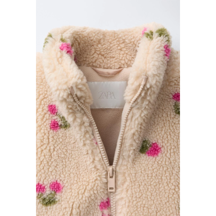 КУРТКА ИЗ ИСКУССТВЕННОЙ ОВЧИНЫ С ВИШНЯМИ