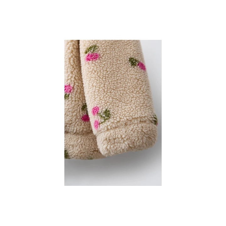 КУРТКА ИЗ ИСКУССТВЕННОЙ ОВЧИНЫ С ВИШНЯМИ