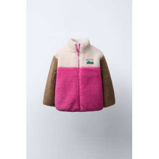 КУРТКА ИЗ ИСКУССТВЕННОЙ ОВЧИНЫ КОЛОР-БЛОК С НАШИВКОЙ