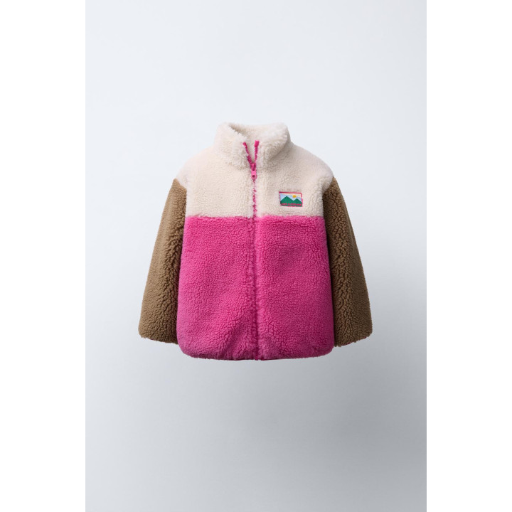 КУРТКА ИЗ ИСКУССТВЕННОЙ ОВЧИНЫ КОЛОР-БЛОК С НАШИВКОЙ