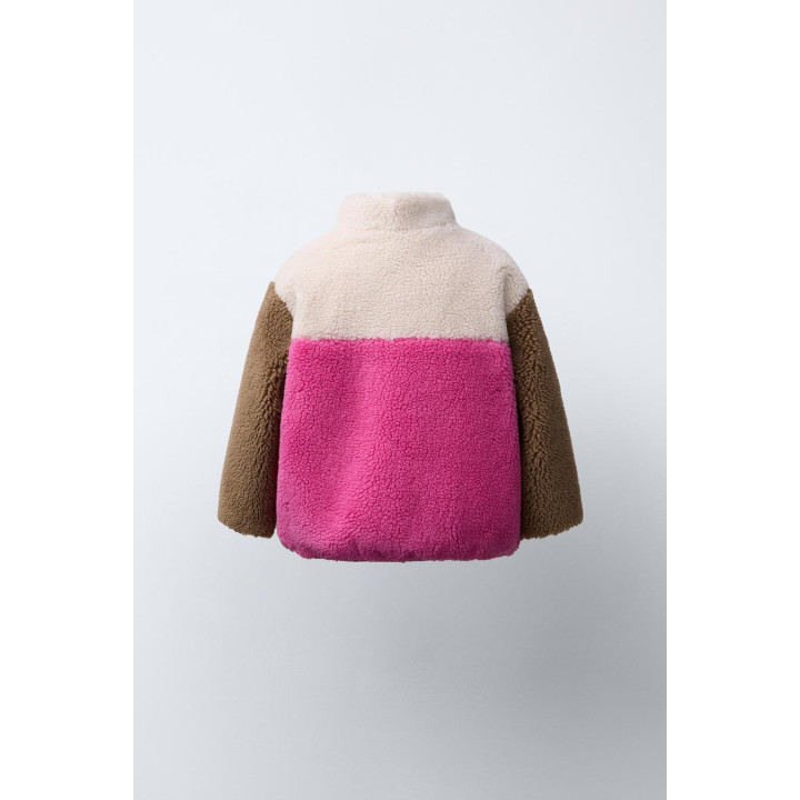 КУРТКА ИЗ ИСКУССТВЕННОЙ ОВЧИНЫ КОЛОР-БЛОК С НАШИВКОЙ