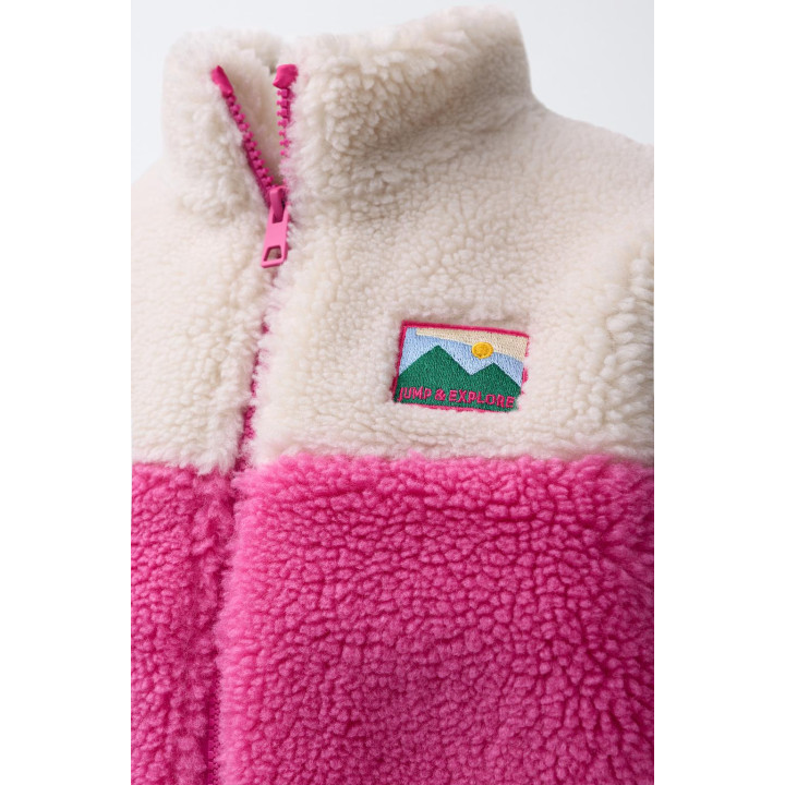 КУРТКА ИЗ ИСКУССТВЕННОЙ ОВЧИНЫ КОЛОР-БЛОК С НАШИВКОЙ