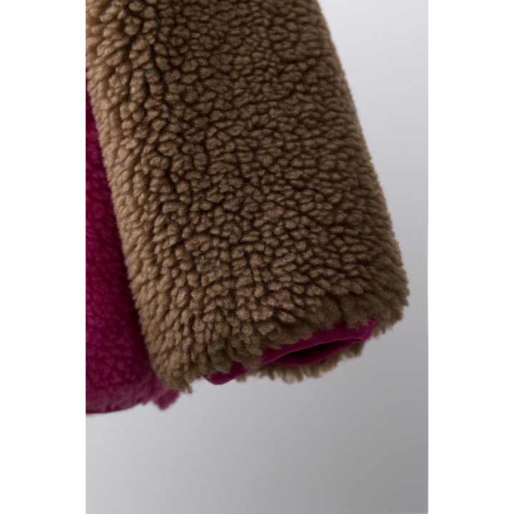 КУРТКА ИЗ ИСКУССТВЕННОЙ ОВЧИНЫ КОЛОР-БЛОК С НАШИВКОЙ