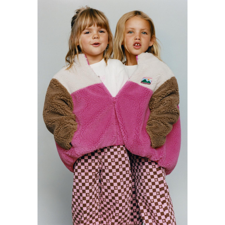 КУРТКА ИЗ ИСКУССТВЕННОЙ ОВЧИНЫ КОЛОР-БЛОК С НАШИВКОЙ