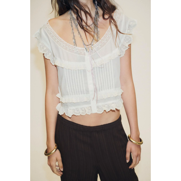 УКОРОЧЕННЫЙ ТОП ИЗ МАРЛИ С ВЫШИВКОЙ И БАНТОМ