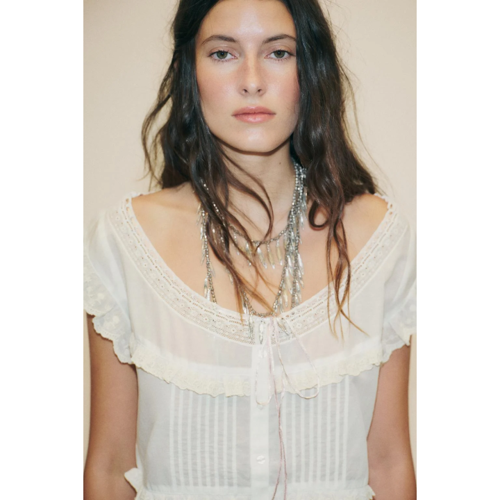 УКОРОЧЕННЫЙ ТОП ИЗ МАРЛИ С ВЫШИВКОЙ И БАНТОМ