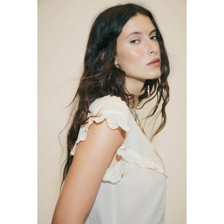 УКОРОЧЕННЫЙ ТОП ИЗ МАРЛИ С ВЫШИВКОЙ И БАНТОМ