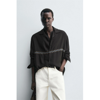 РУБАШКА СТРУЯЩЕГОСЯ ПОКРОЯ С ГЕОМЕТРИЧЕСКОЙ ВЫШИВКОЙ